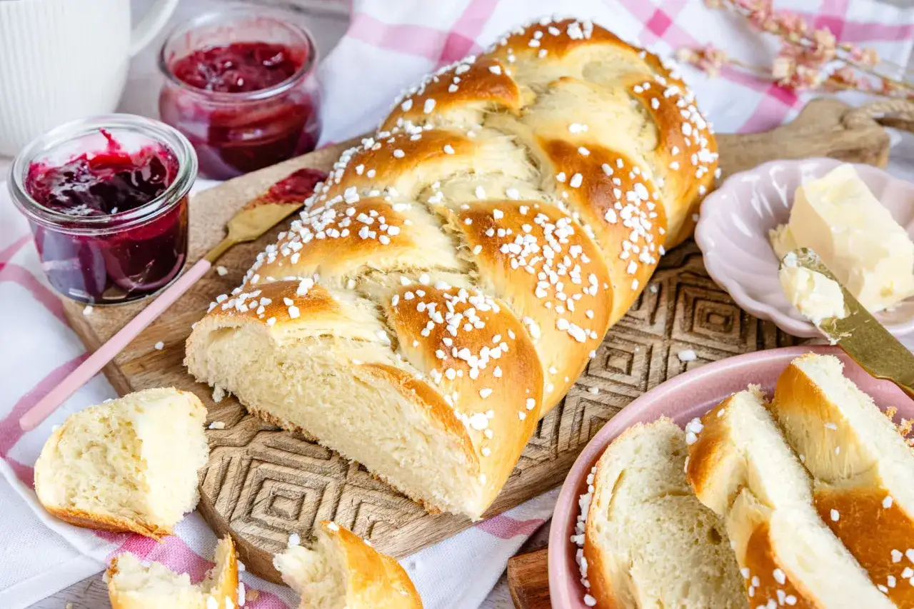 Goldbraunes Zopfgebäck mit Hagelzucker, perfekt zum Frühstück. Beim Backen mit Hafermilch wird es besonders fluffig. Dazu Marmelade und Butter.
