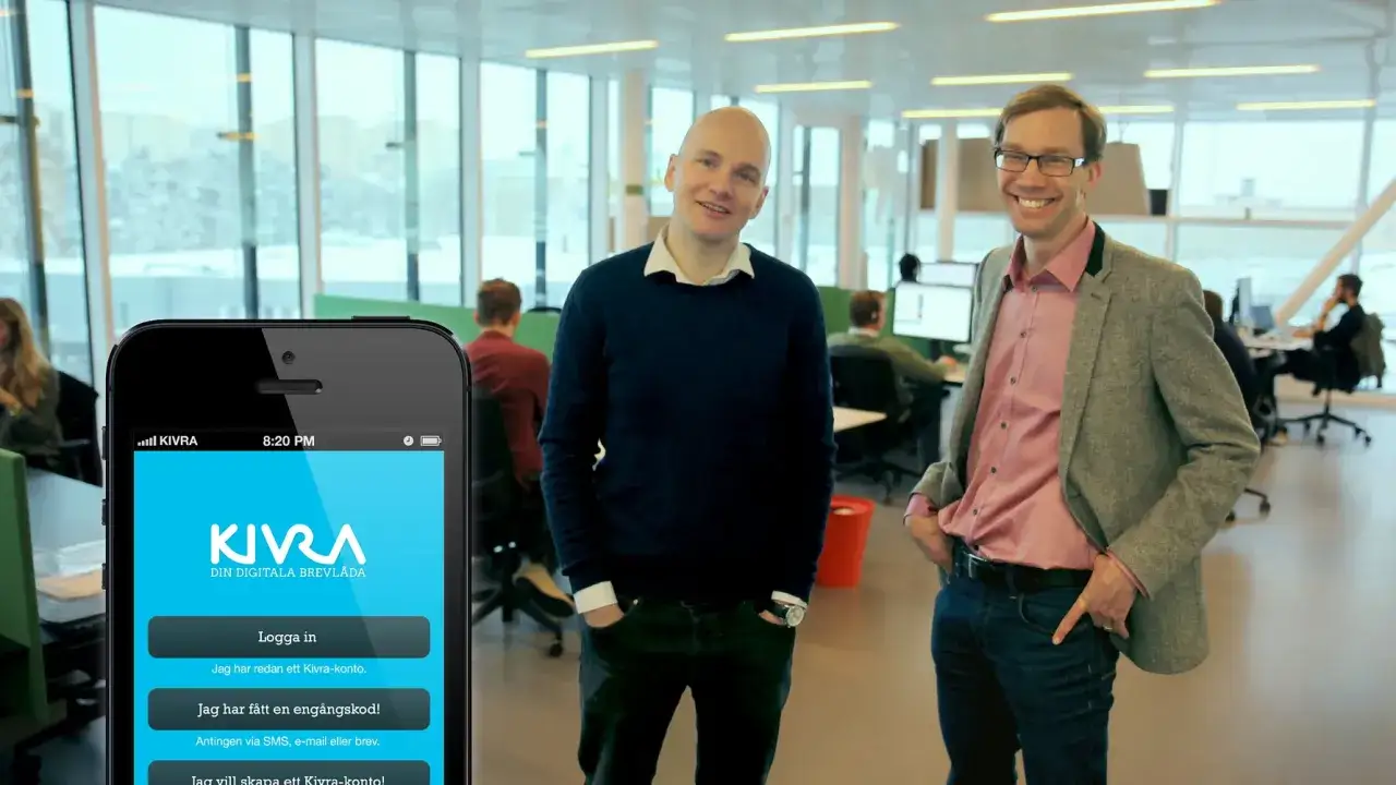 Tv&aring; m&auml;n, kivra grundare, ler mot kameran. En mobil visar Kivras app.