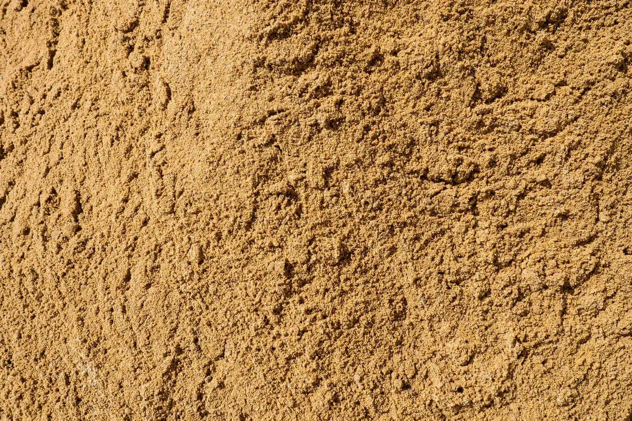 Textura de arena fina, ideal para construcción y jardinería. Sus usos son variados, desde morteros hasta rellenos.
