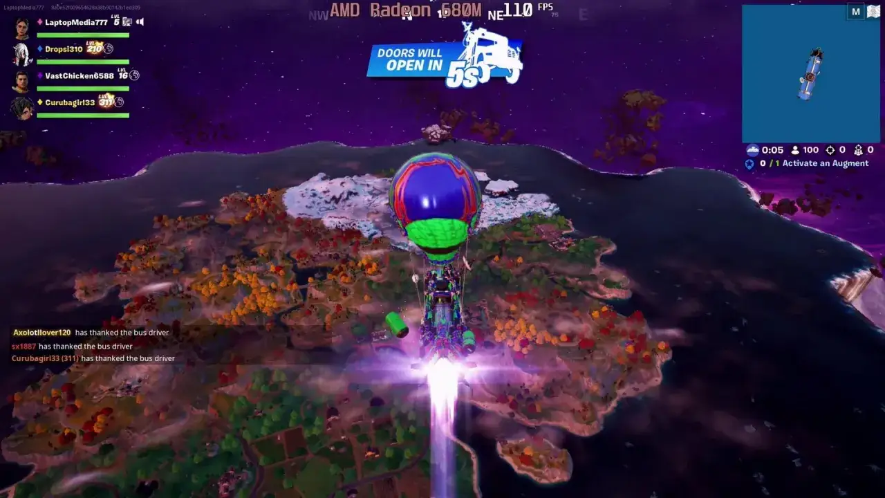 Widok z gry Fortnite, gdzie balon zrzuca graczy. W tle widać mapę, a na górze ekranu informację o karcie graficznej AMD Radeon 680M.
