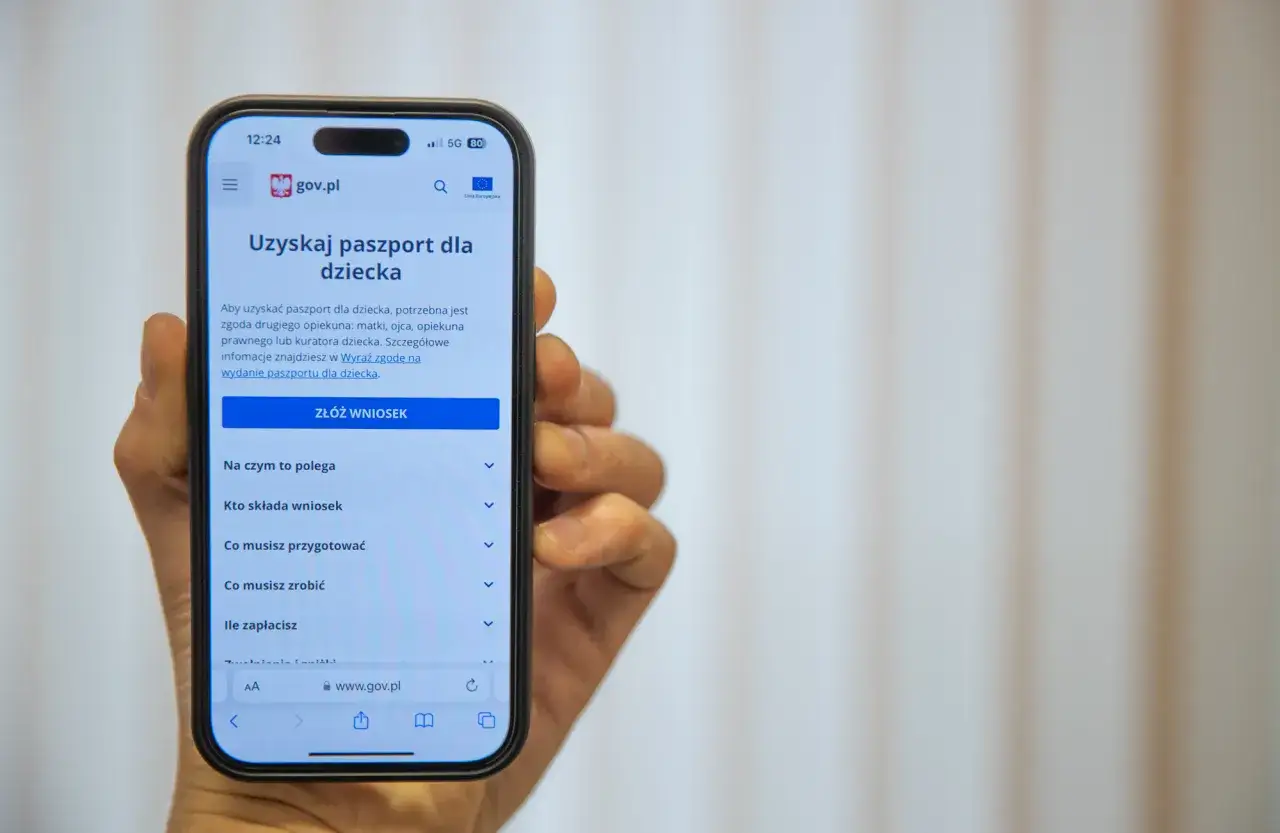 Telefon wyświetla stronę gov.pl z informacją o tym, jak uzyskać paszport dla dziecka online. Można tu złożyć wniosek i dowiedzieć się więcej o procedurze.