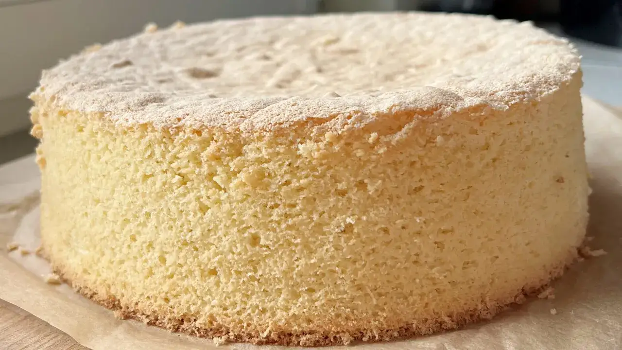 Puszyste ciasto biszkoptowe, idealne do tortów. Ten przepis na ciasto biszkoptowe jest prosty i szybki.