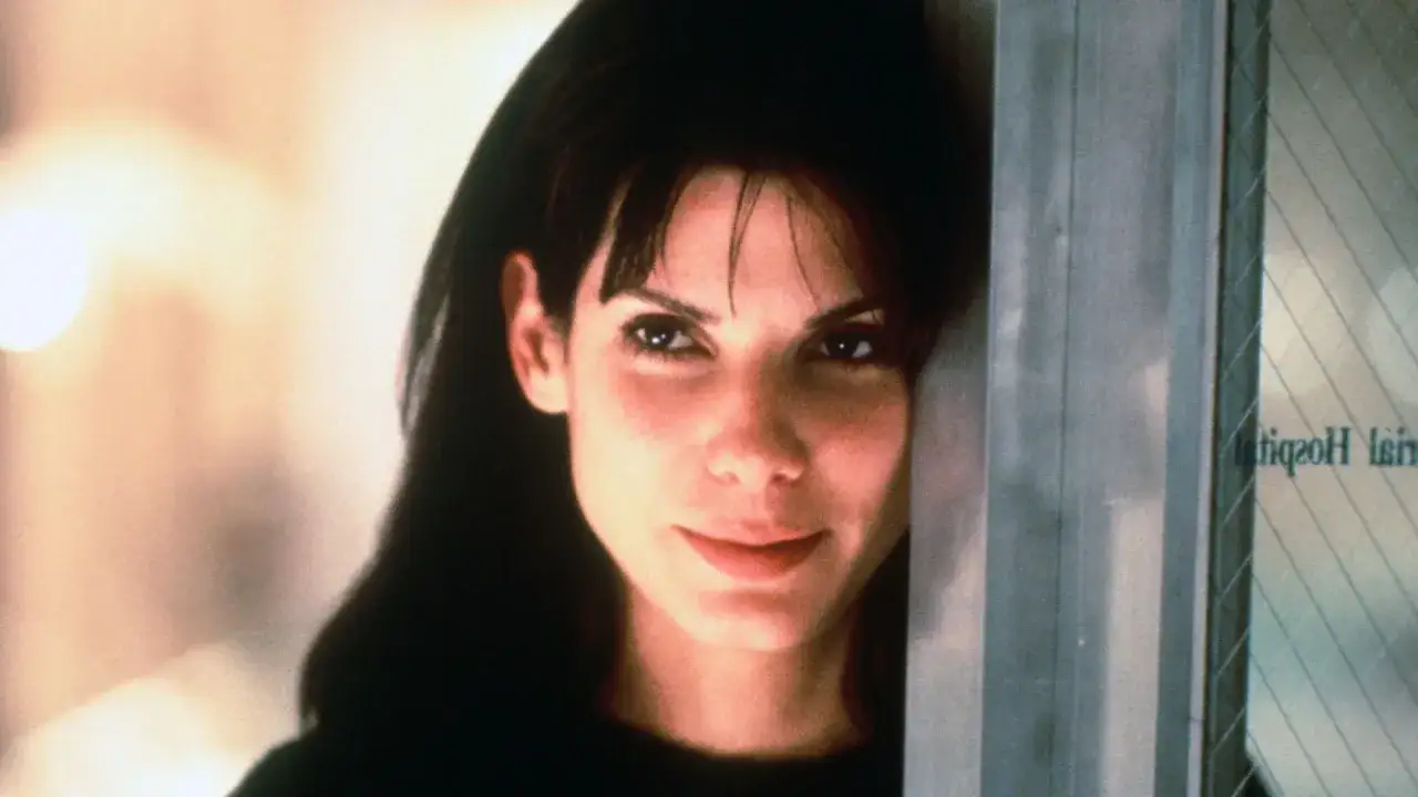 Sandra Bullock w 2024 roku, zamyślona, opiera się o drzwi.