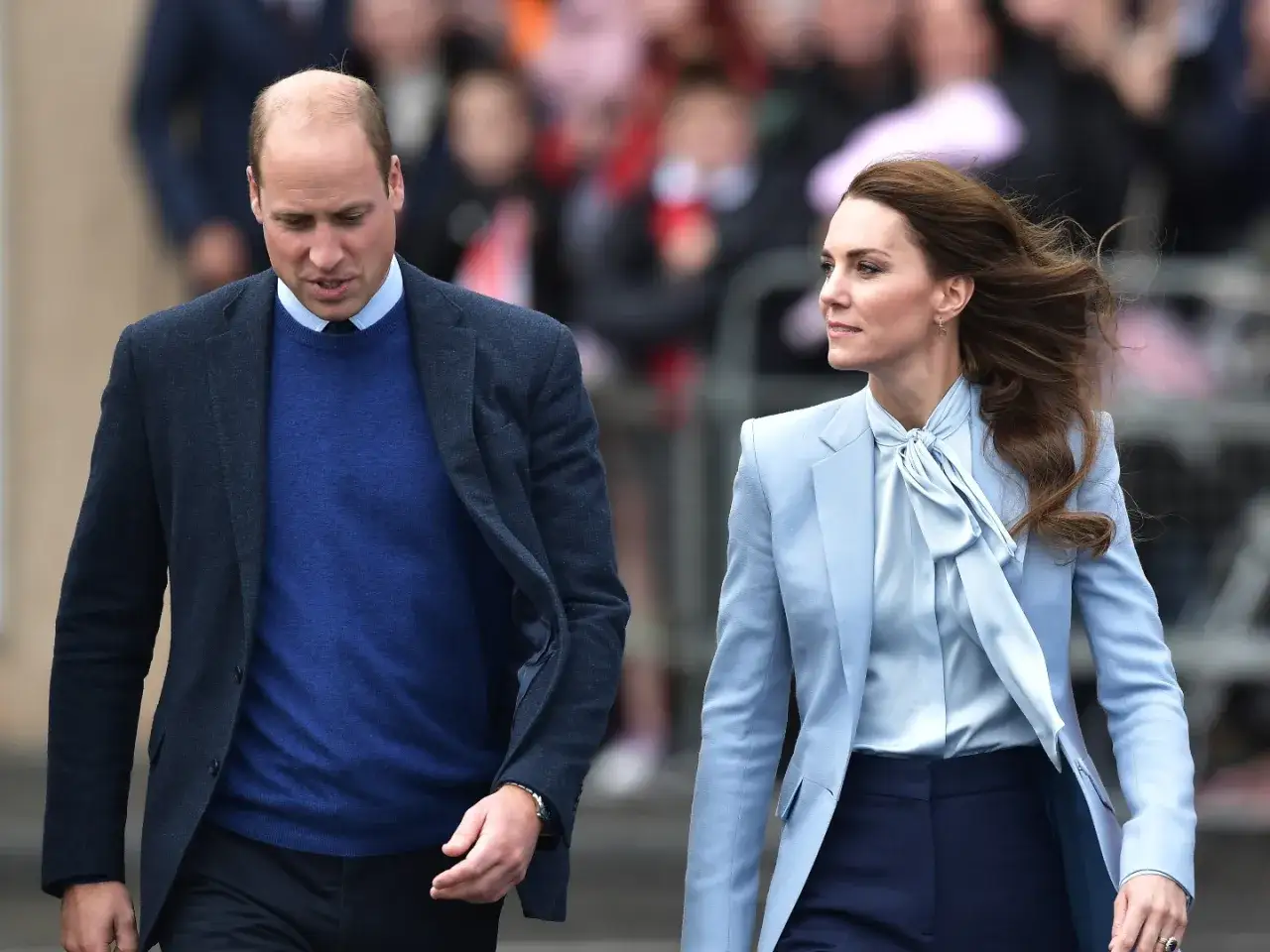 Księżna Kate i William w najnowszych wieściach. Para królewska w eleganckich stylizacjach podczas publicznego wyjścia.