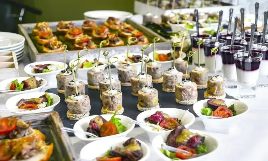 przykładowe menu cateringowe na przyjęcie