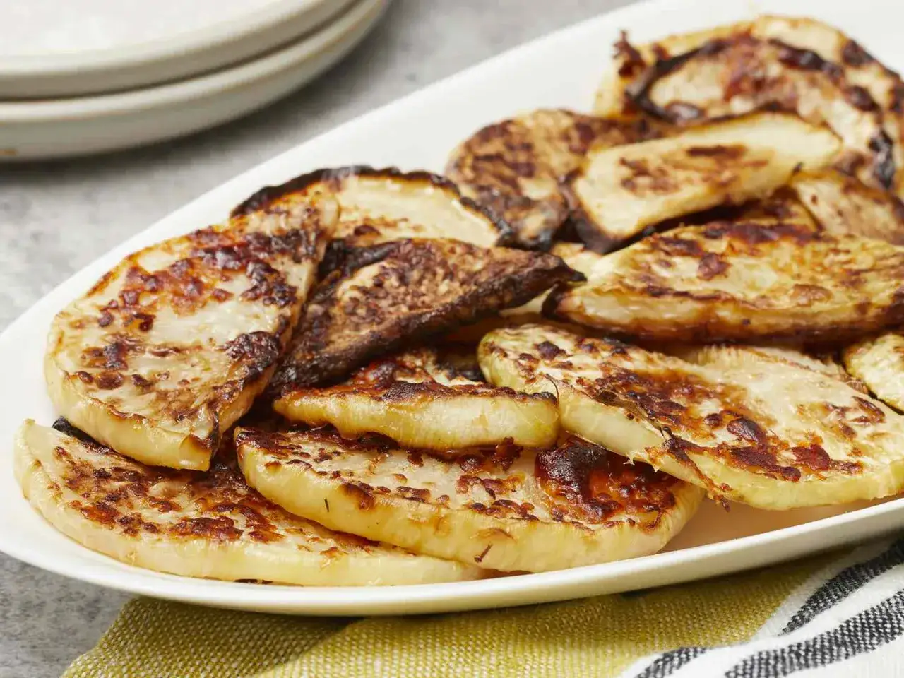 Gebratene Kohlrabischeiben mit karamellisierten Rändern. Perfekt für die Kochzeit Kohlrabi.