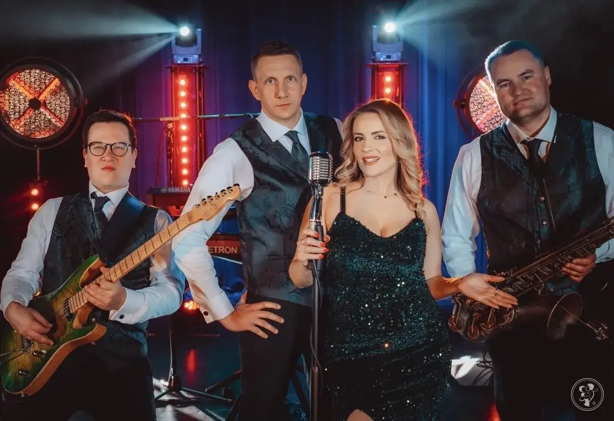 Gotowi do występu: gitarzysta, wokalistka, saksofonista i klawiszowiec. Teraz my zesp&oacute;ł!