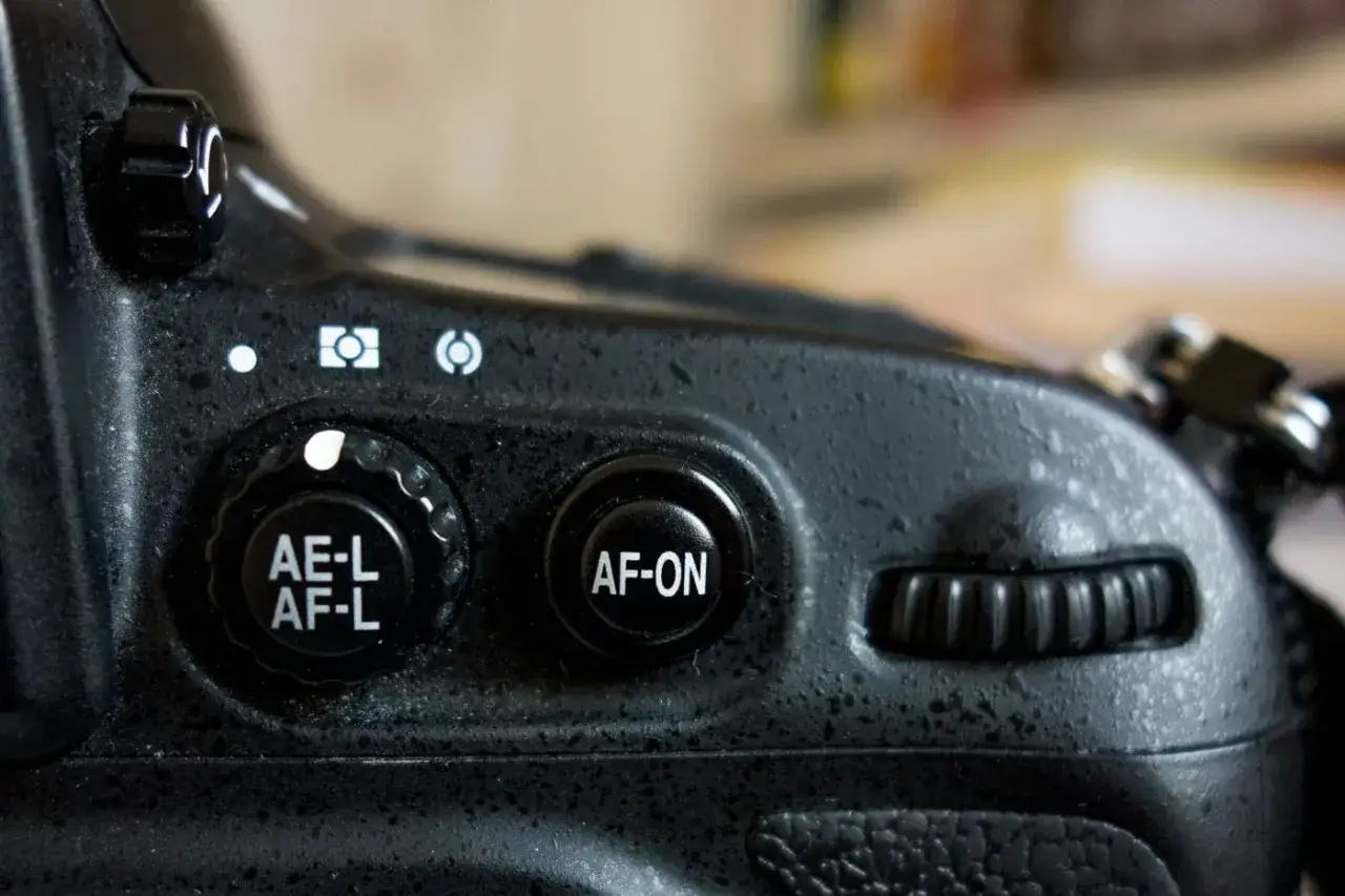 Gros plan sur le bouton AF-ON d'un appareil photo, permettant un contrôle précis du **back button focus**.