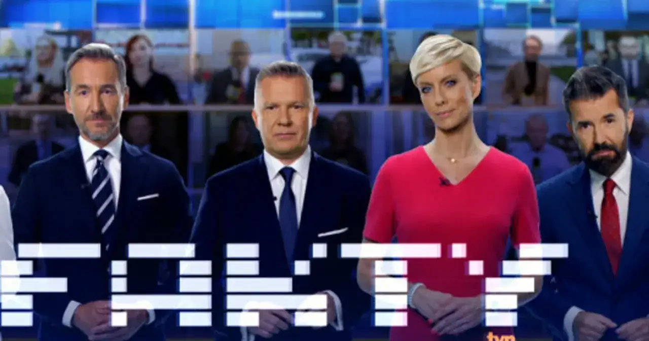 Prezenterzy Faktów TVN w studiu. W centrum kobieta w czerwonej sukience, po bokach mężczyźni w garniturach.