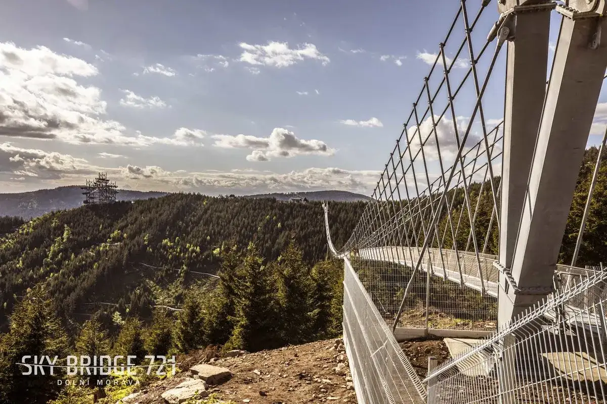 Najdłuższy most wiszący w Czechach, Sky Bridge 721, wznosi się nad malowniczym lasem w Dolní Moravie.