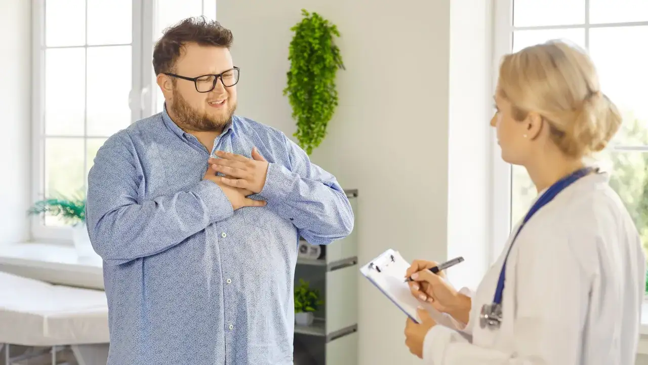 Pacjent z bólem w klatce piersiowej rozmawia z lekarką. Dyskutują o leczeniu, być może o tym, **forxiga na co** jest przepisywana.