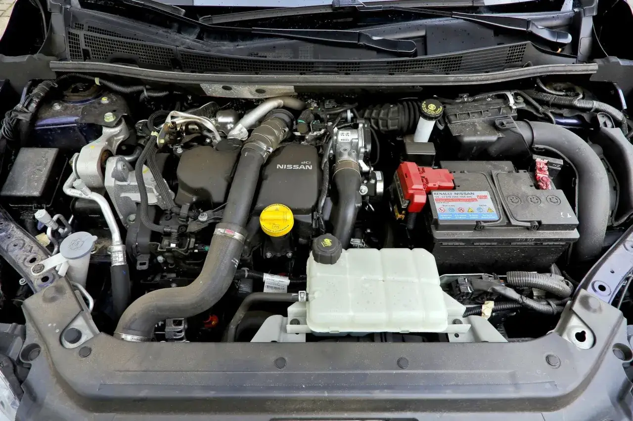 Silnik Nissana Pulsara, widok z góry. Silnik dCi, akumulator Renault Nissan. Wiele osób szuka nissan pulsar opinie, ten silnik to serce auta.
