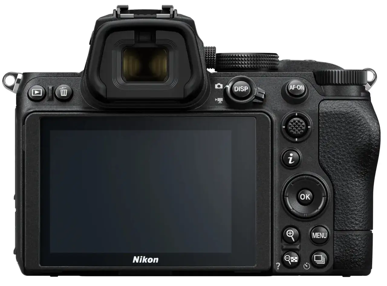 Tył aparatu Nikon Z5, gotowy do testów. Widoczny ekran LCD, wizjer, przyciski sterujące i logo Nikon.
