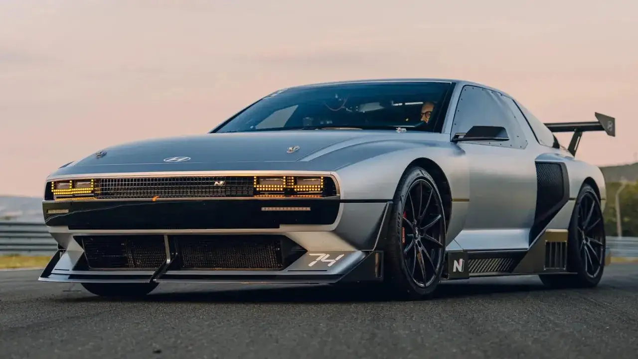 Srebrny Hyundai N Vision 74 z agresywnym body kitem i numerem 74 na przednim splitterze, gotowy do jazdy.