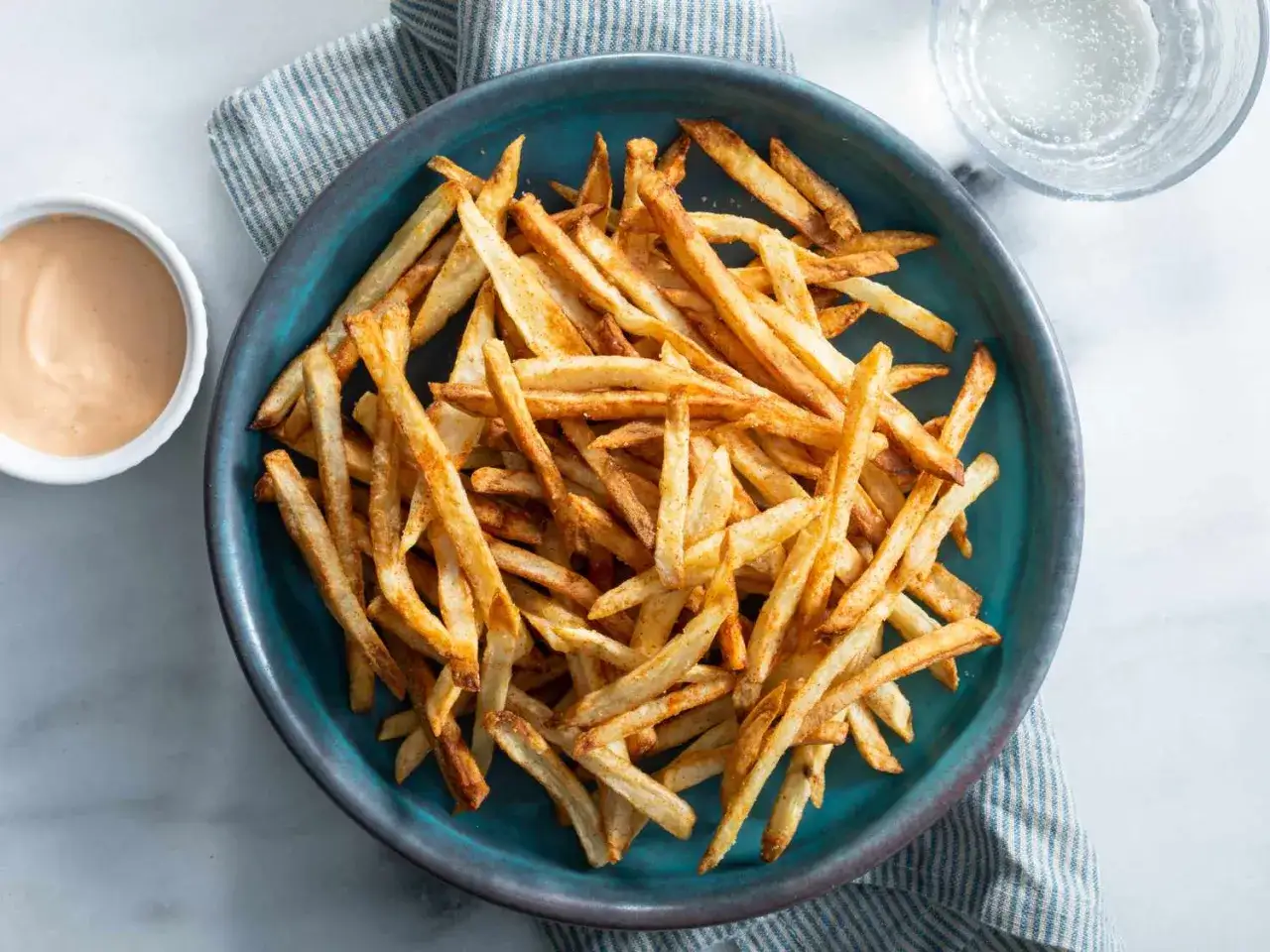 Chrupiące frytki z frytkownicy beztłuszczowej, idealne do sosu. Zobacz, jak działa air fryer, przygotowując pyszne przekąski.