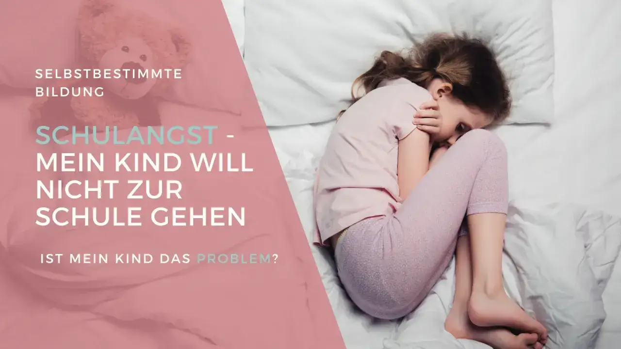 Ein Kind krümmt sich ängstlich im Bett.