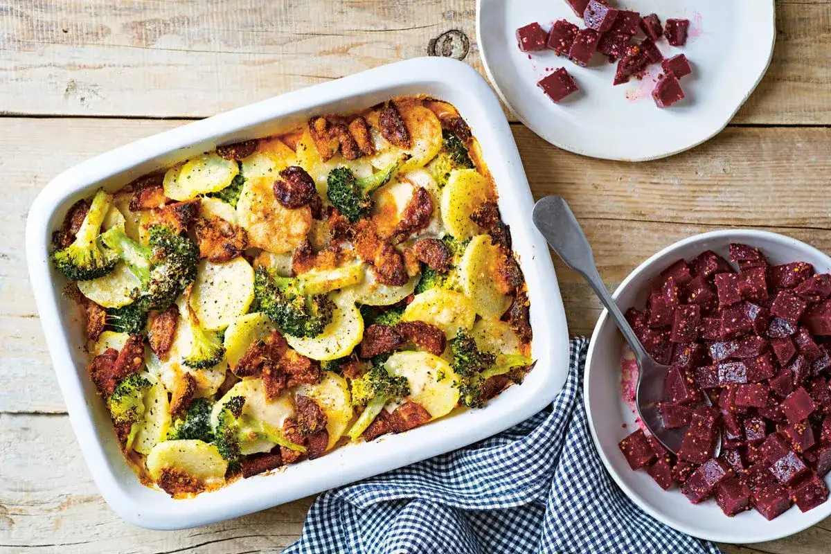 Un délicieux gratin brocolis pomme de terre, doré et croustillant, servi avec des dés de betteraves.