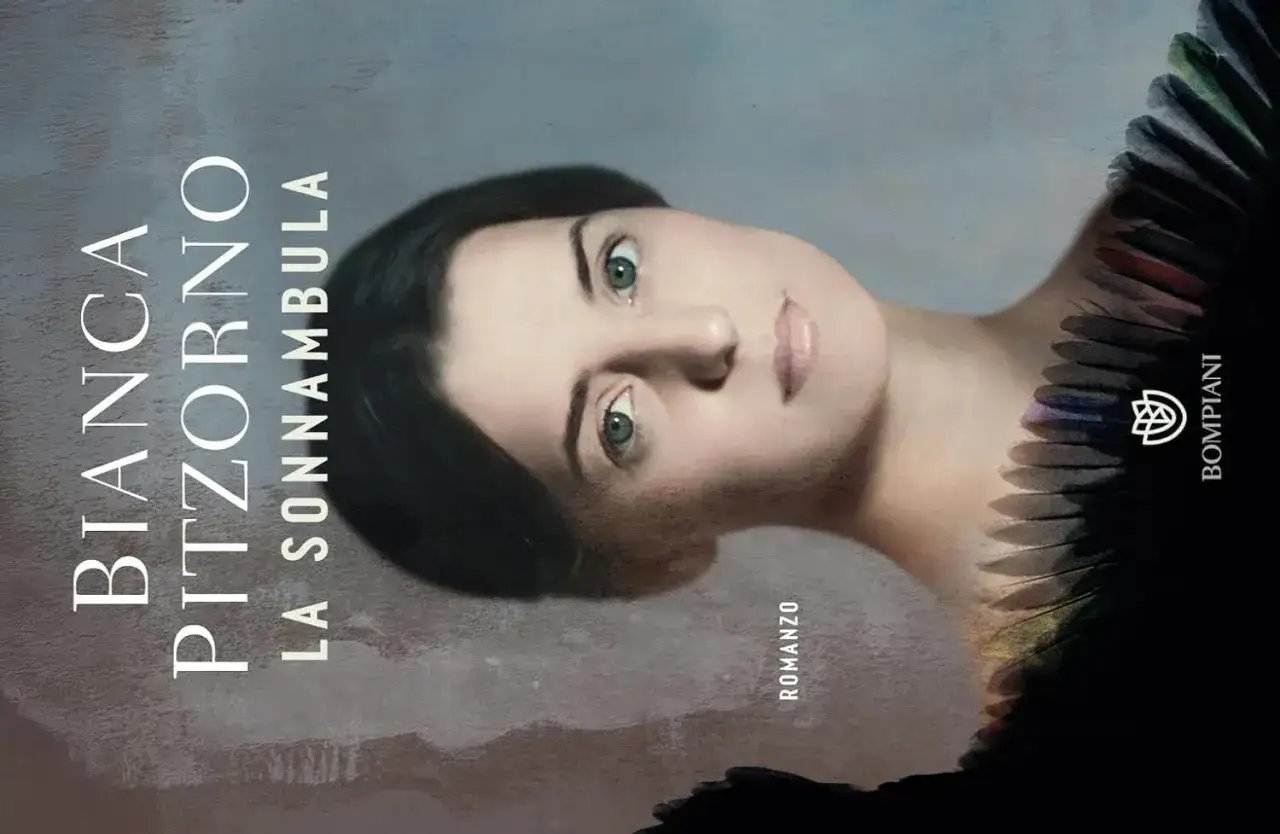 Ritratto di donna con sguardo intenso, circondata da piume colorate. Titolo: Bianca Pitzorno, La Sonnambula.