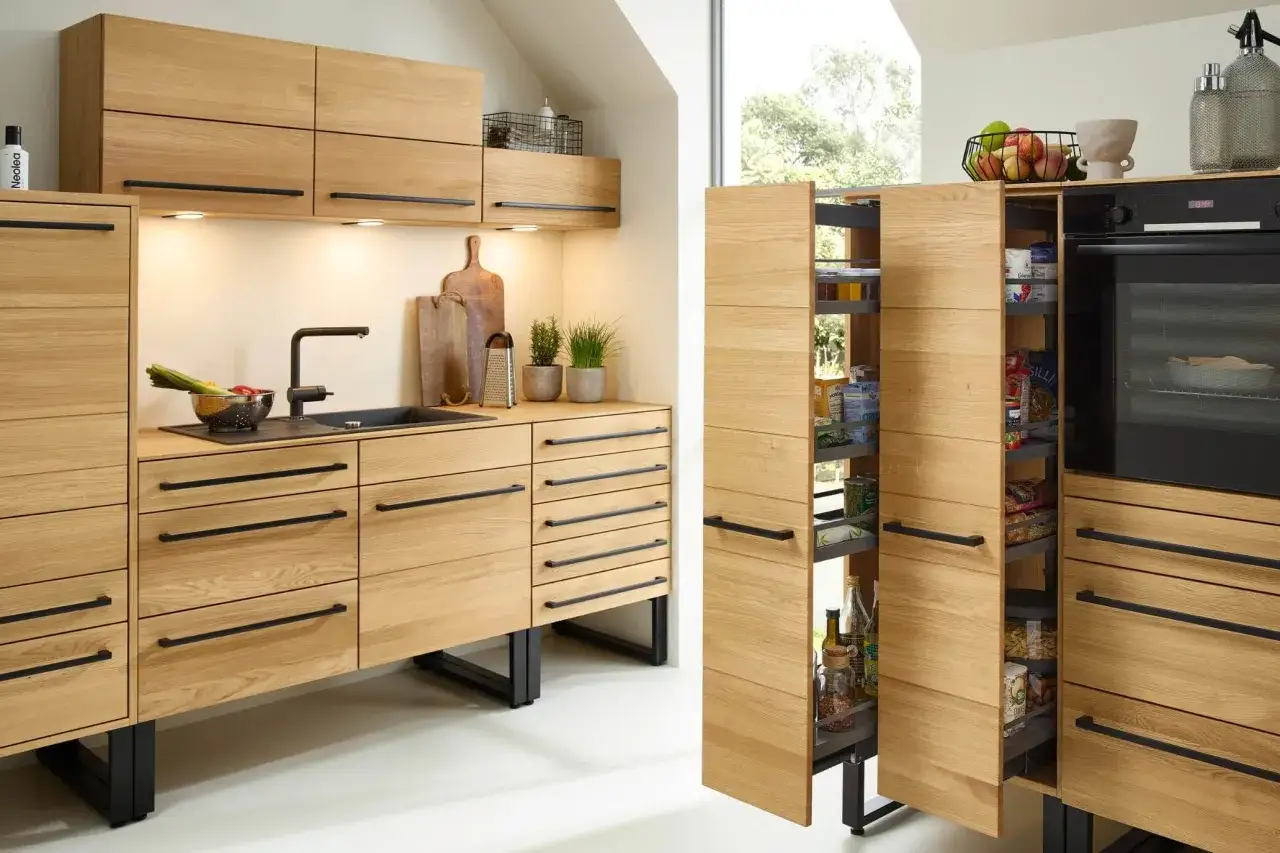 Ein moderner Küchenschrank aus Holz, der den Inhalt übersichtlich präsentiert. So lässt sich der Apothekerschrank organisieren und alles ist griffbereit.