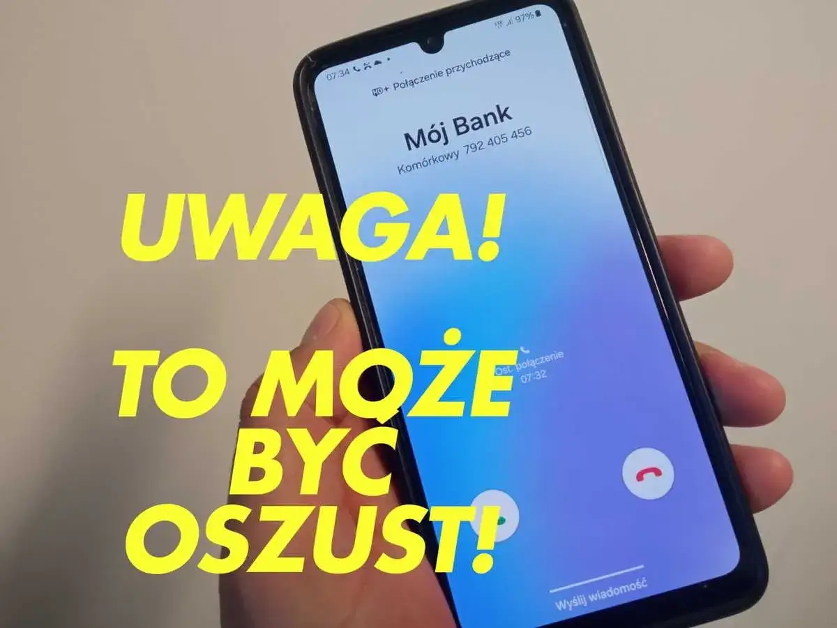 Dłoń trzyma smartfon z ekranem pokazującym przychodzące połączenie od