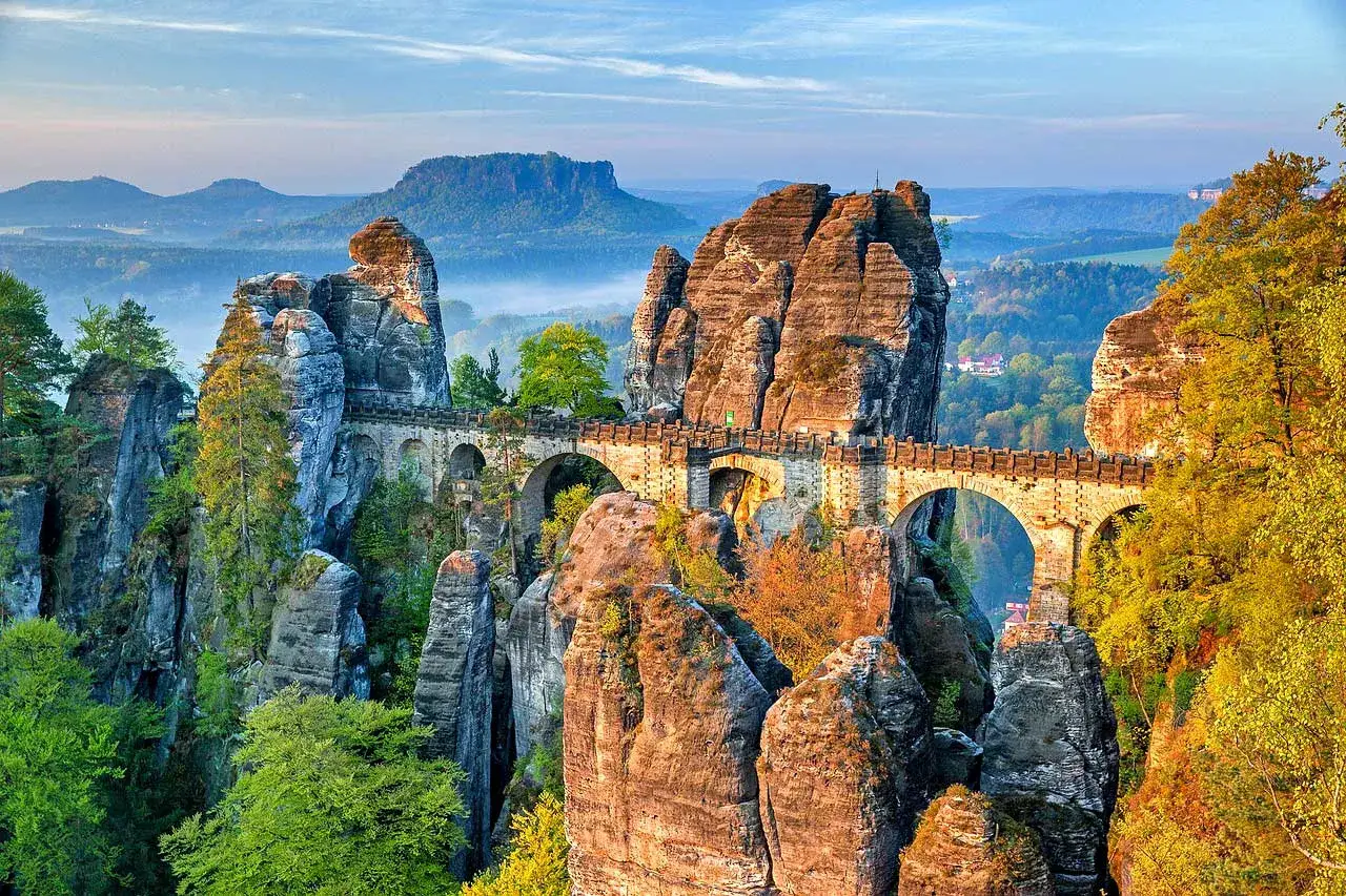 Kamienny most Bastei w Saksonii, Niemcy. Jedno z najpiękniejszych, **ciekawych miejsc** w Niemczech, w otoczeniu skalnych formacji i lasów.