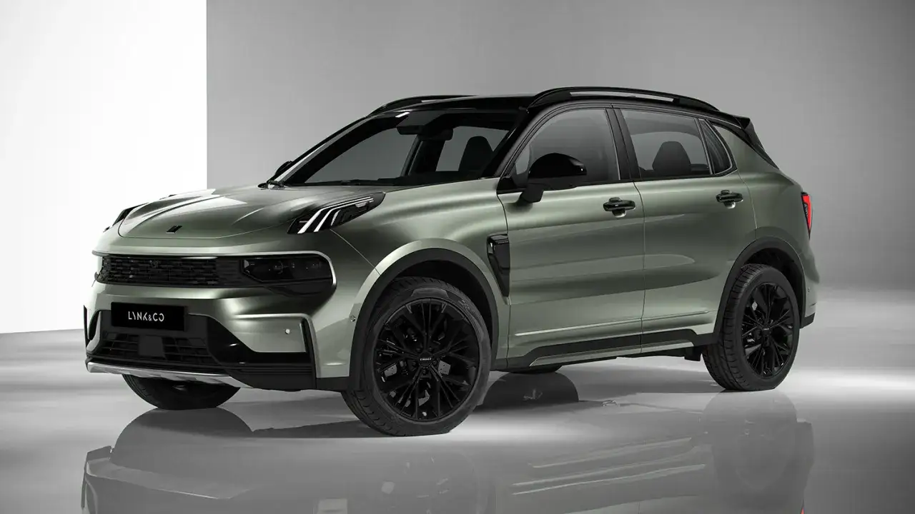 Un elegante SUV Lynk & Co 01 en color verde metálico, con techo negro y llantas negras, posa sobre un suelo reflectante.