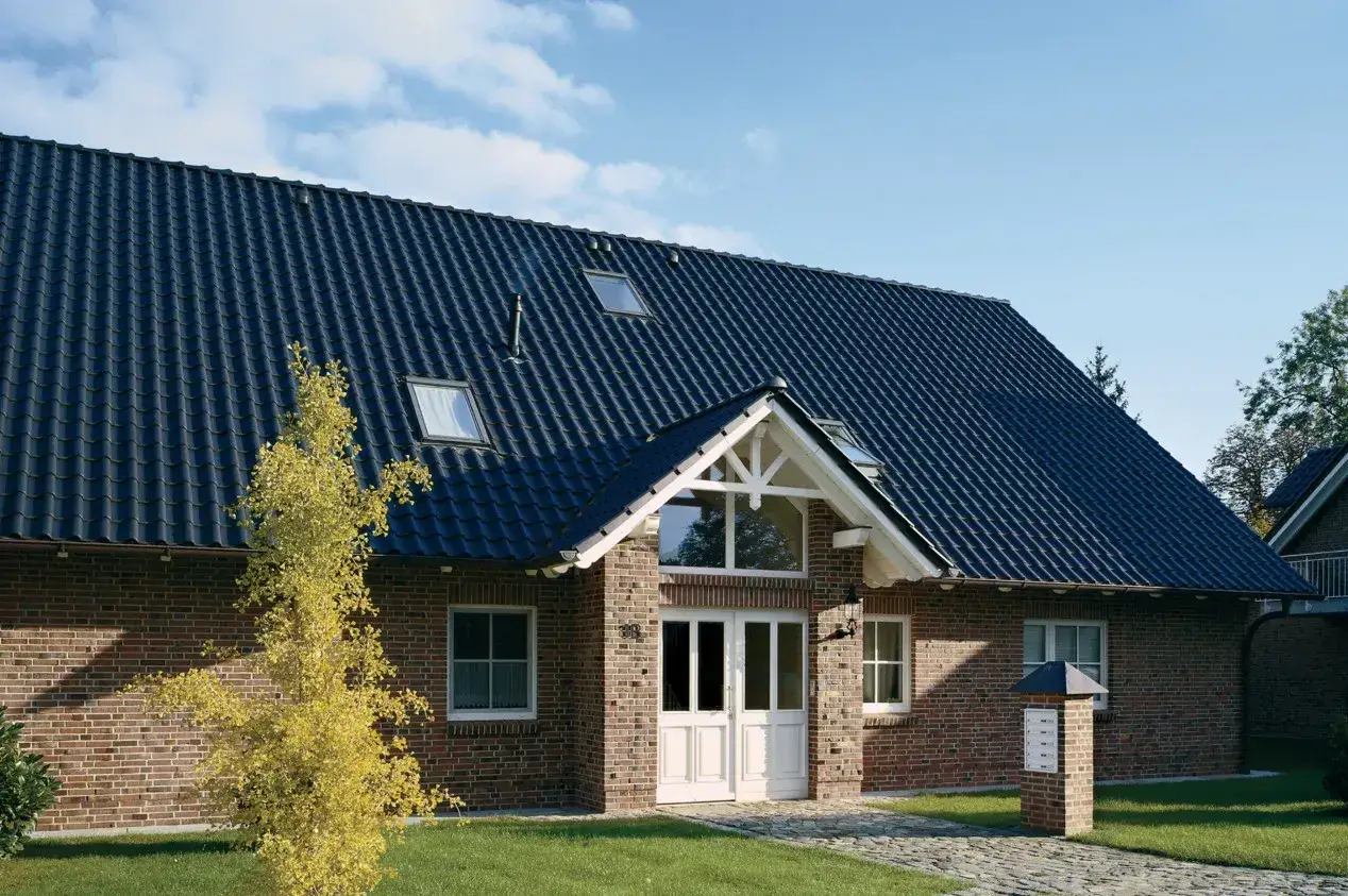 Dunkle, geschwungene Dachziegel zieren das Haus. Verschiedene Dachziegelarten sind hier gut zu erkennen, die dem Dach eine interessante Textur verleihen.