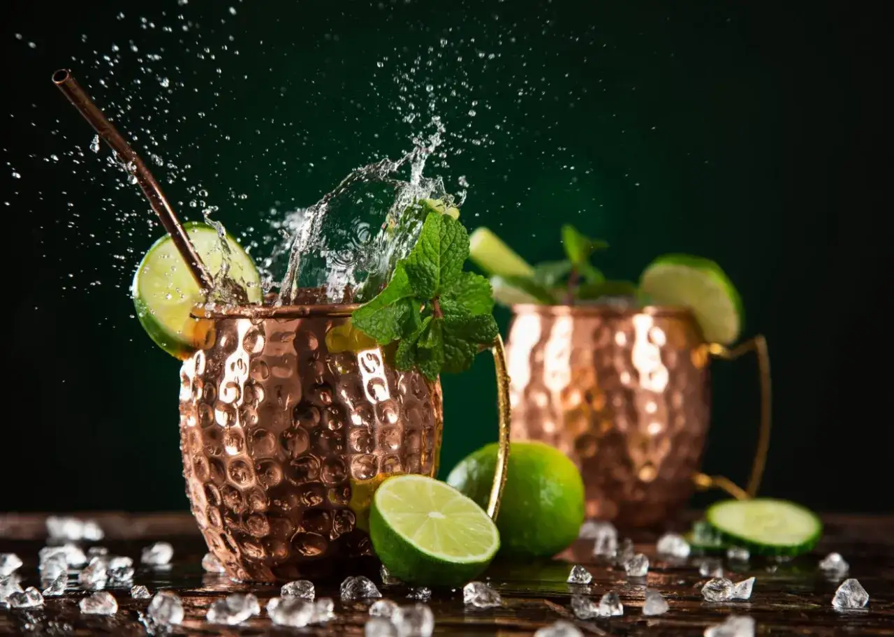 Klasyczne drinki z wódką Cosmopolitan Moscow Mule