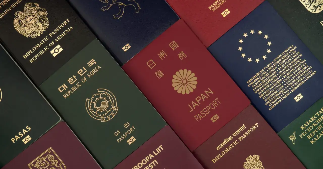 Paszport Japonii, obok innych paszportów, gotowy do podróży. Wiza do Japonii czeka!