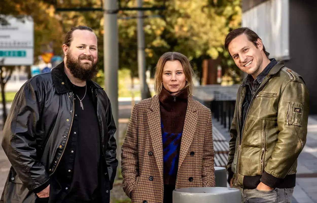 Tre personer, två män och en kvinna, ler mot kameran. De ser ut att vara skådespelare från en ny svensk serie.