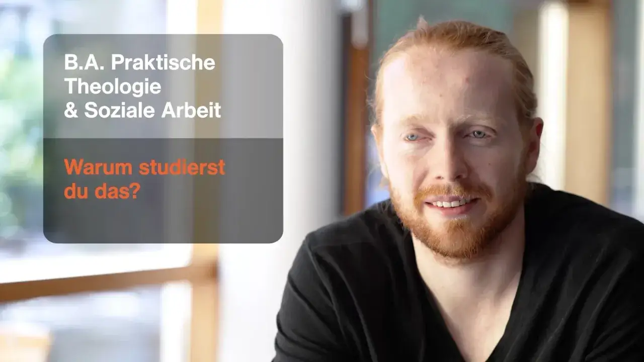 Junger Mann mit roten Haaren und Bart, der über sein seelsorge studium spricht. B.A. Praktische Theologie & Soziale Arbeit.