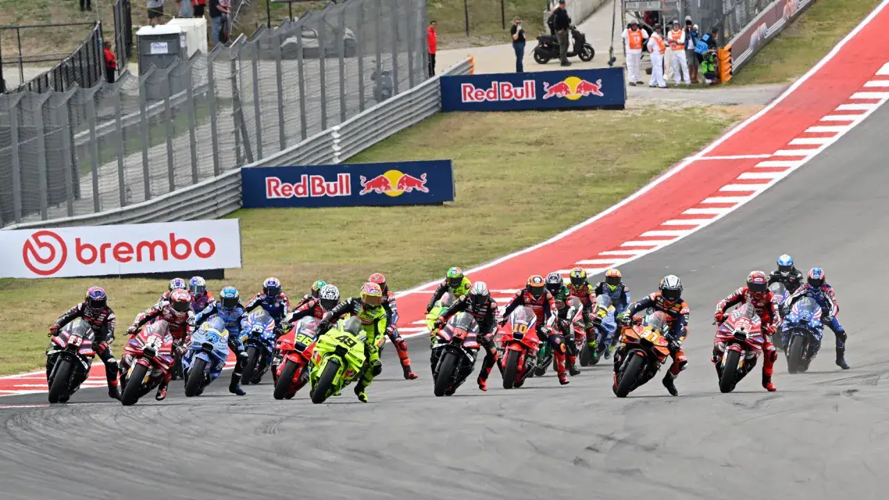 Una carrera de motos de alta velocidad, mostrando la adrenalina y la competencia que significa moto gp.