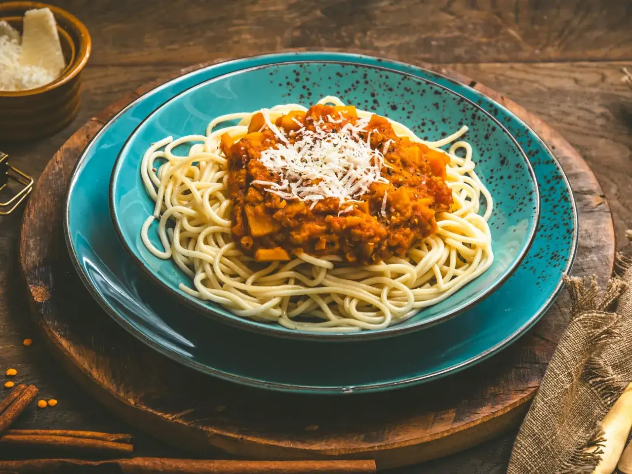 Herzhafte Linsen Bolognese auf Spaghetti, garniert mit geriebenem Parmesan. Ein k&ouml;stliches Gericht f&uuml;r jeden Tag.