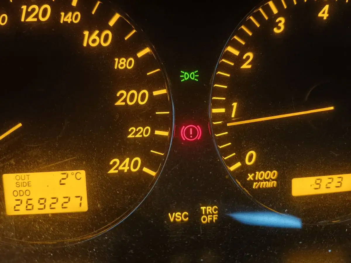 Deska rozdzielcza Toyoty z zapalonymi kontrolkami VSC i TRC OFF. Przebieg 269227 km.