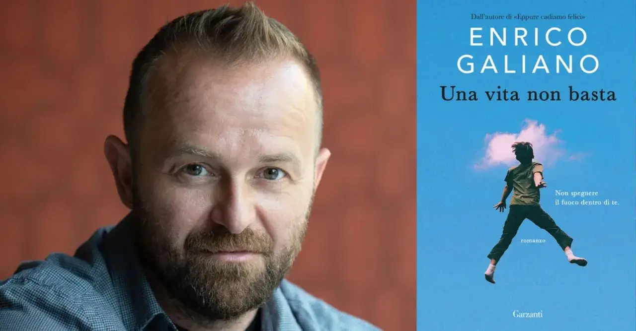 Ritratto di Enrico Galiano accanto alla copertina del suo libro 