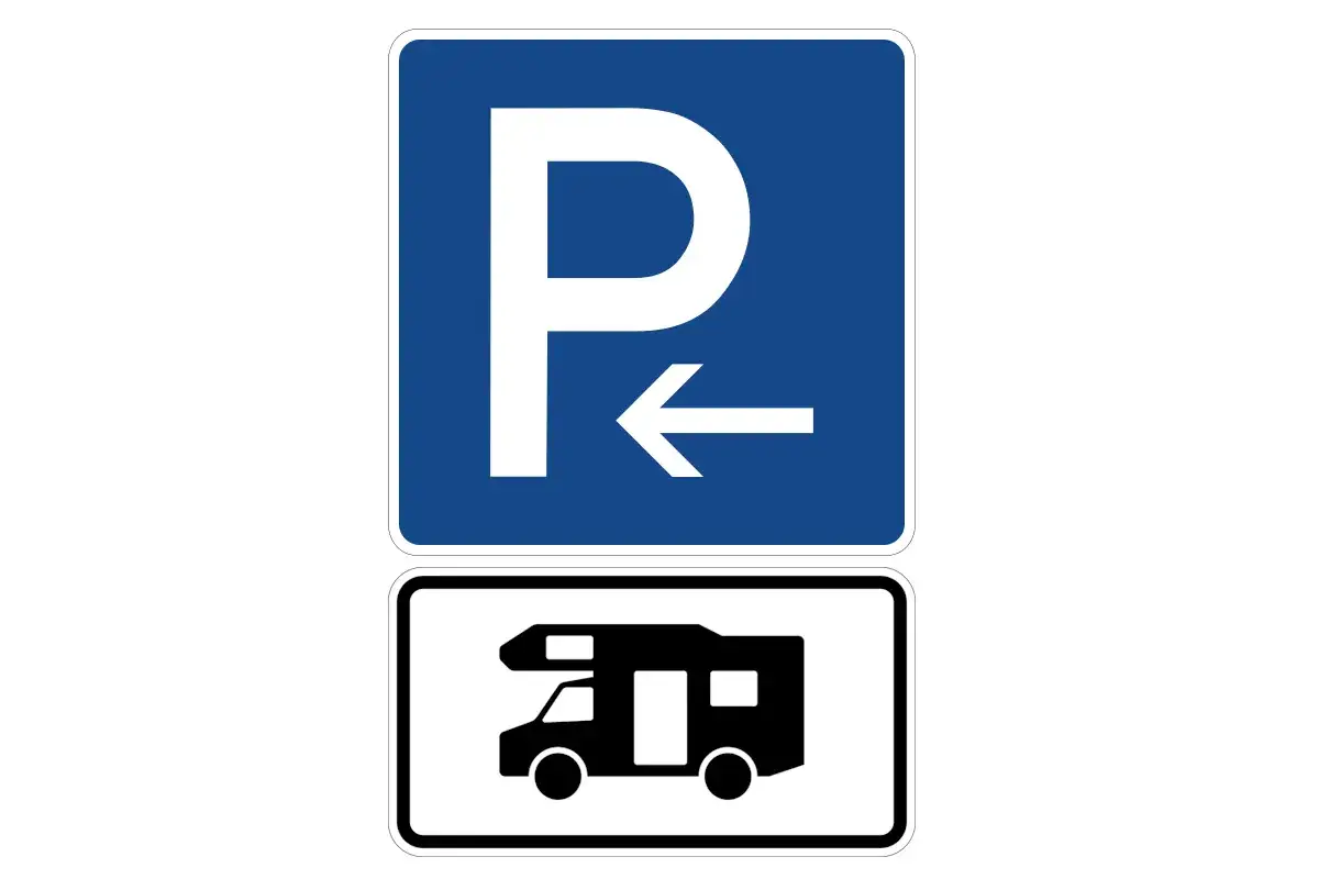 Parkplatzschild mit einem blauen Quadrat und einem wei&szlig;en 
