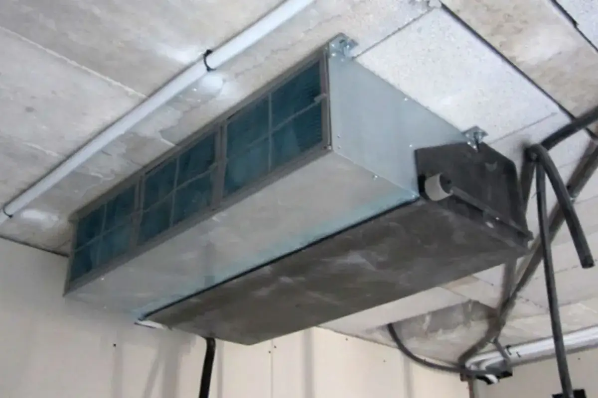 Unidad de aire acondicionado instalada en el techo. Se observa un posible sobrecalentamiento del compresor aire acondicionado por la acumulaci&oacute;n de polvo en las rejillas.