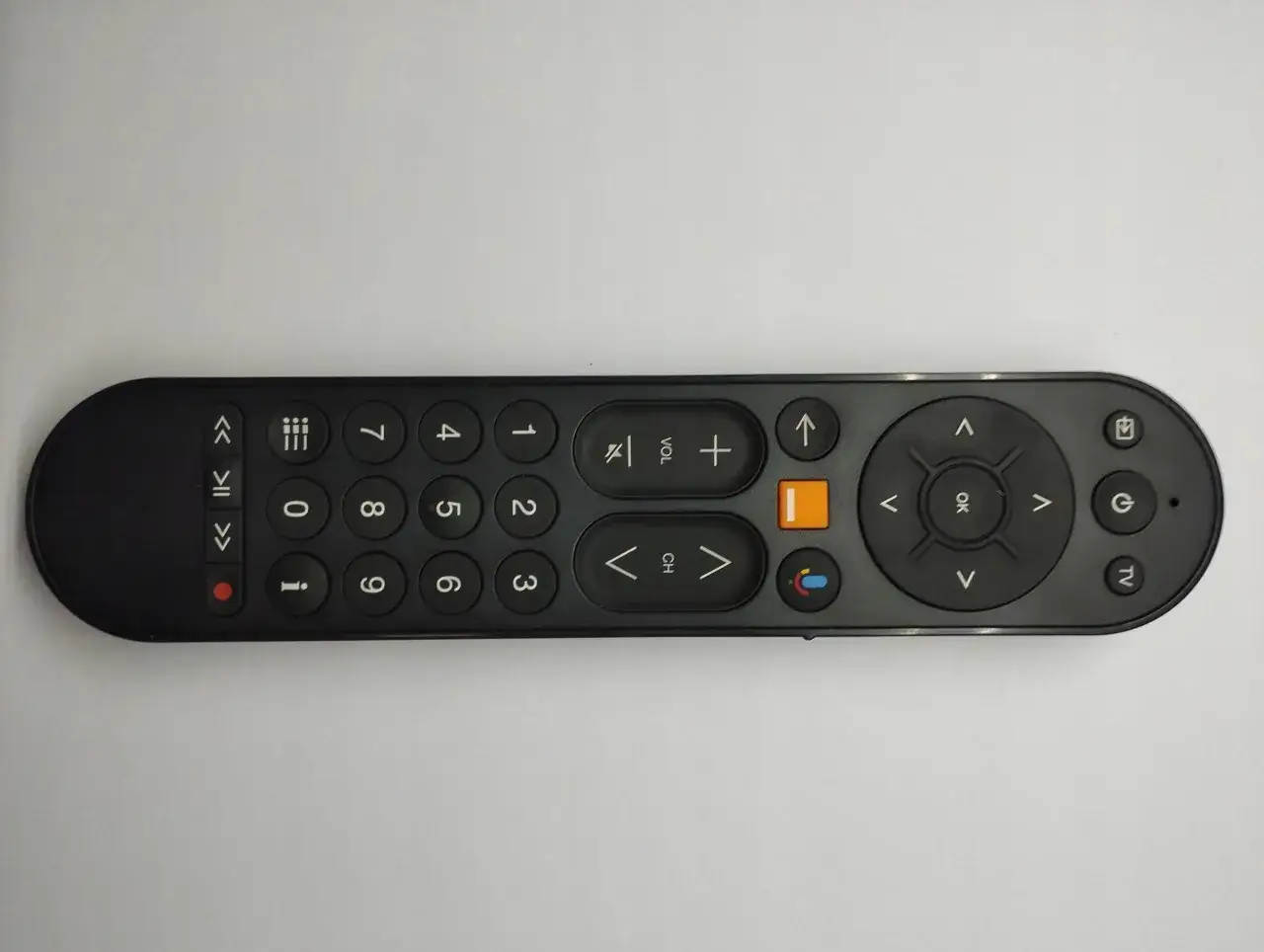 Czarny pilot do dekodera 4k multi z klawiaturą numeryczną, przyciskami nawigacyjnymi i funkcjami.
