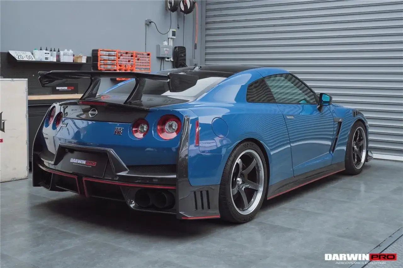 Niebieski Nissan GT-R Nismo z masywnym spojlerem i dyfuzorem, gotowy do akcji.