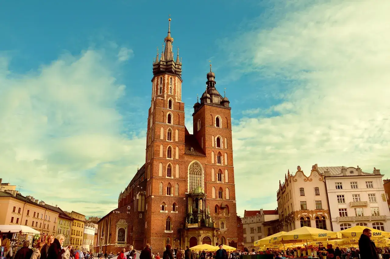 Bazylika Mariacka w Krakowie, jeden z najpiękniejszych zabytków w Polsce, góruje nad rynkiem.