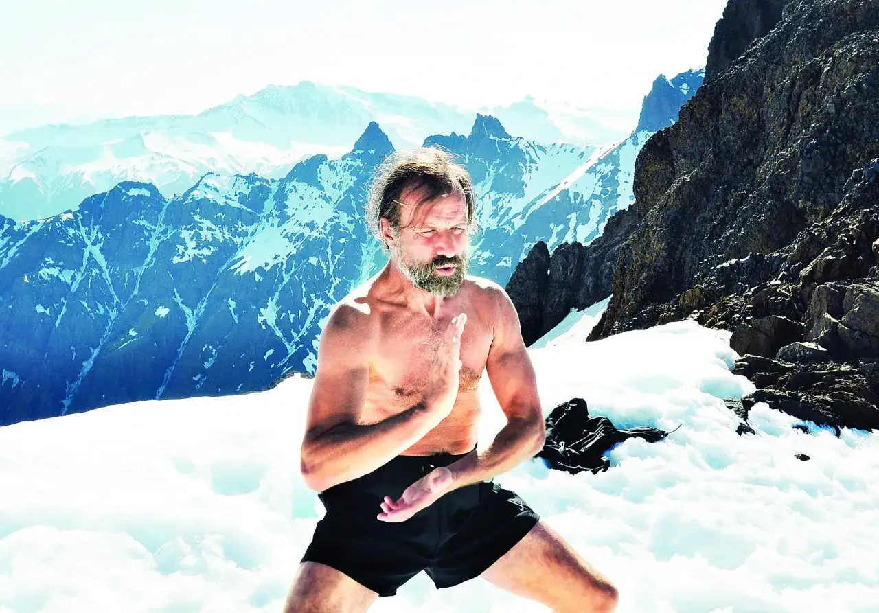 Wim Hof w górach, ćwiczący oddech i hartujący ciało. Metoda Wima Hofa w akcji.
