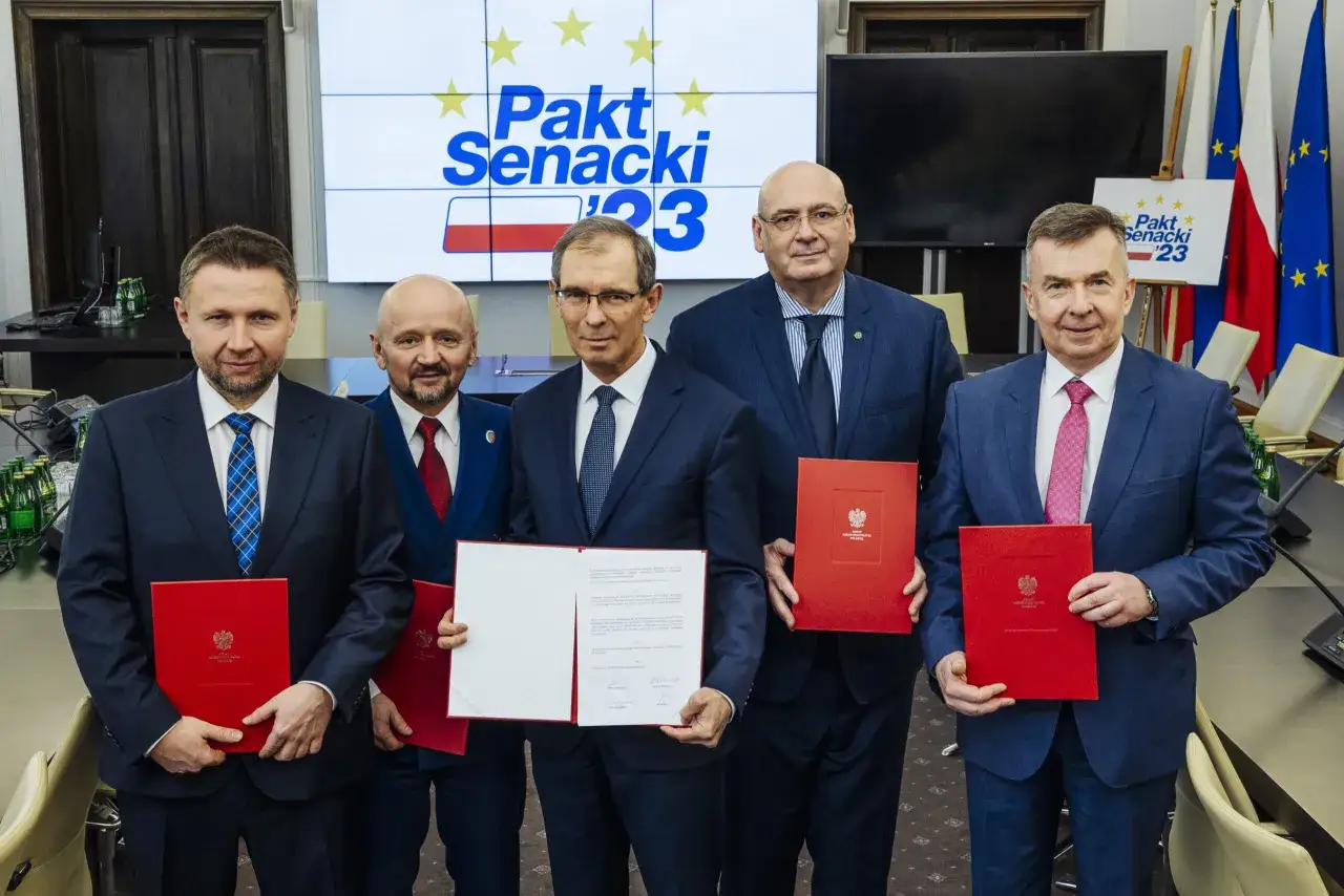 Senatorowie Platformy Obywatelskiej pozują z dokumentami. Na ekranie widnieje napis