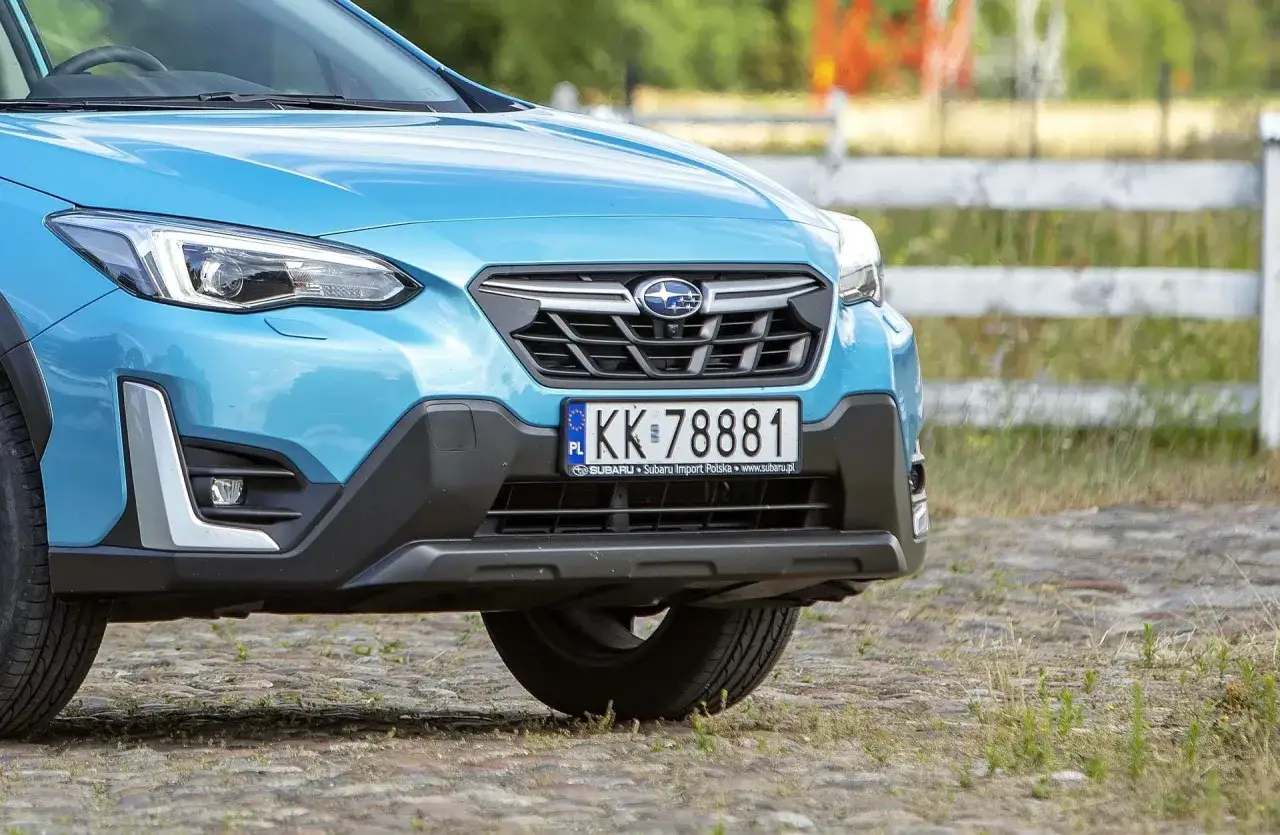 Niebieski Subaru z tablicą rejestracyjną KK 78881. Gotowy do drogi, czeka na przygodę.