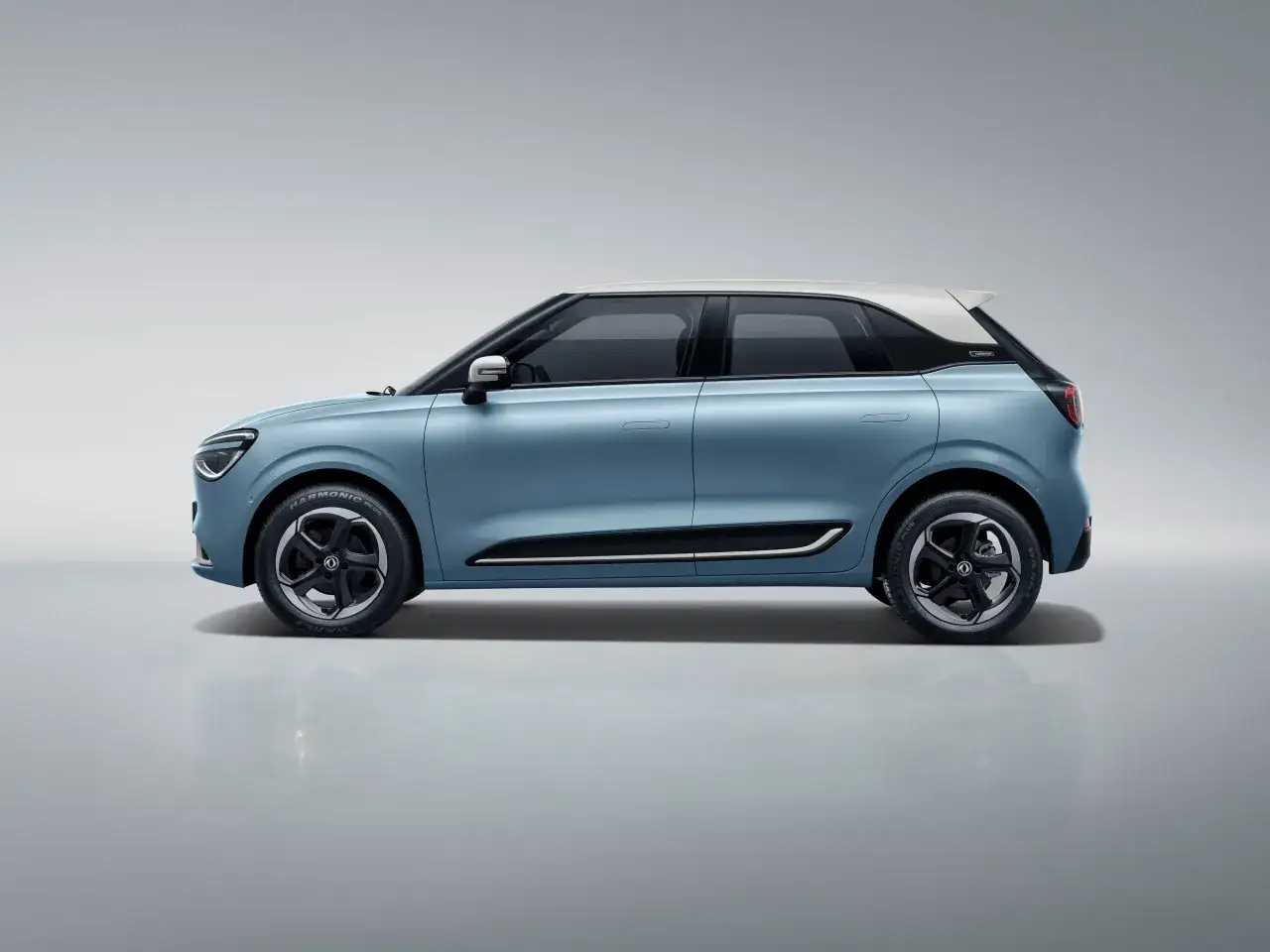 Auto blu a due toni, con tetto bianco. Scopri il dongfeng box prezzo per un'auto ecologica e conveniente.