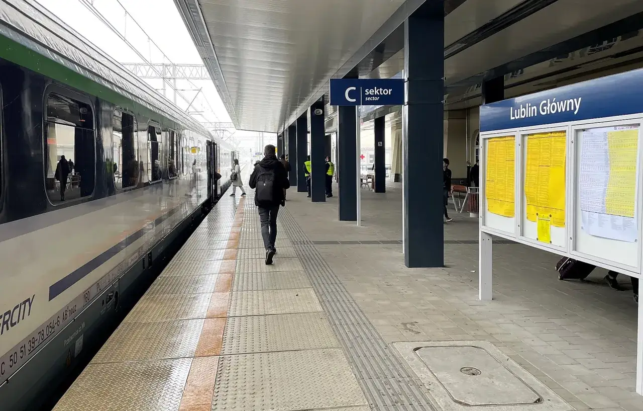 Na dworcu Lublin Główny tablice informacyjne pomogą Ci sprawdzić, z którego peronu odjeżdża pociąg.