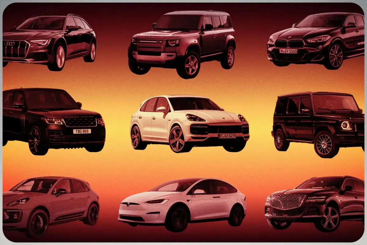 Czarny Range Rover 2025 obok innych luksusowych SUV-ów i sedanów, takich jak Audi, Land Rover Defender, BMW X5, Porsche Cayenne, Mercedes G-Wagen, Porsche Macan, Tesla Model X i Genesis GV80.