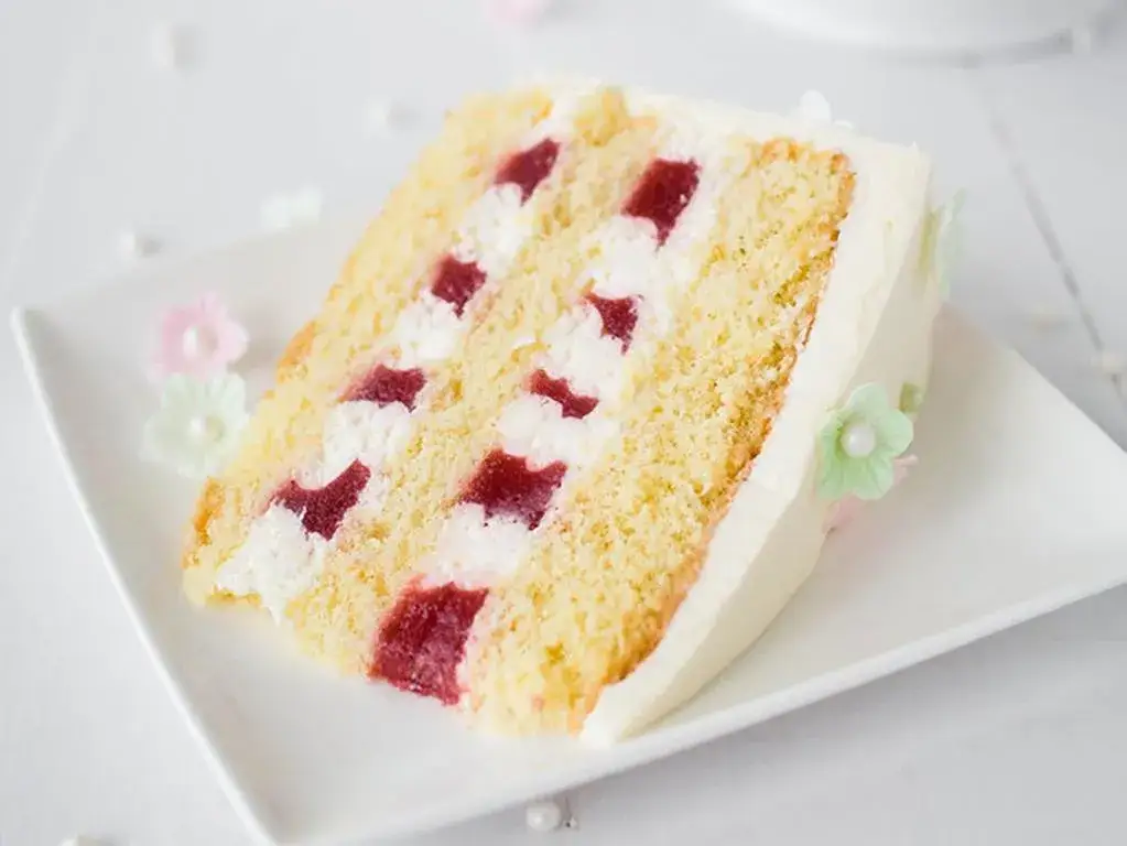 Tort komunijny śmietankowy z owocami