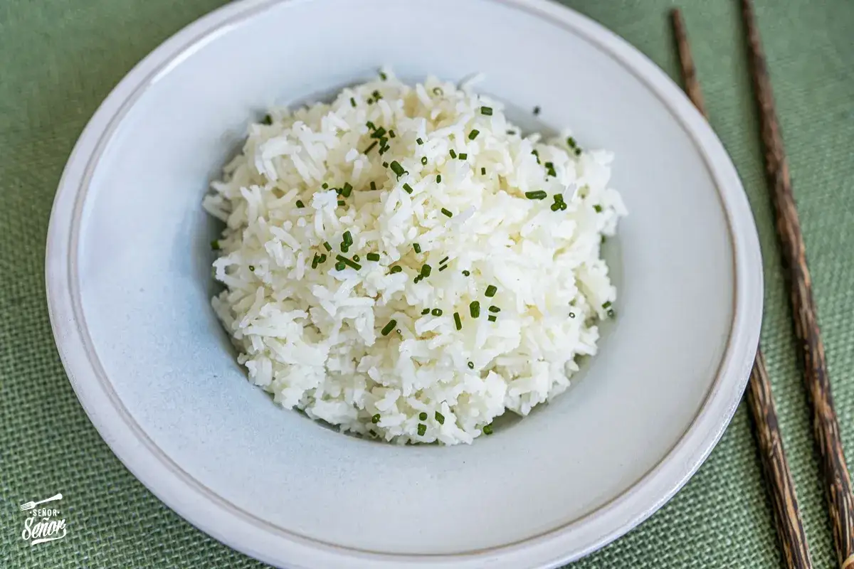 Un plato de arroz blanco esponjoso, perfecto para cualquier comida. El tiempo coccion arroz es clave para lograr esta textura.