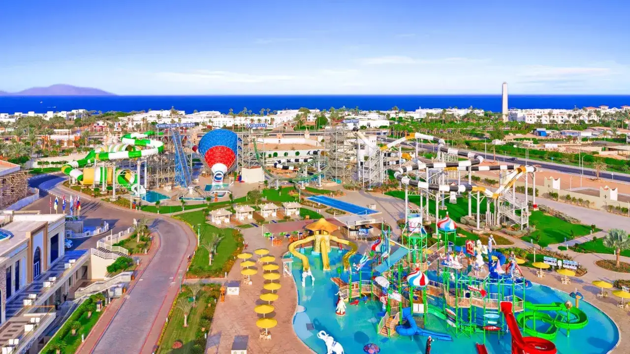 Parrotel Aqua Park Resort: rozległy kompleks z licznymi zjeżdżalniami wodnymi, basenami i atrakcjami dla całej rodziny, nad błękitnym morzem.