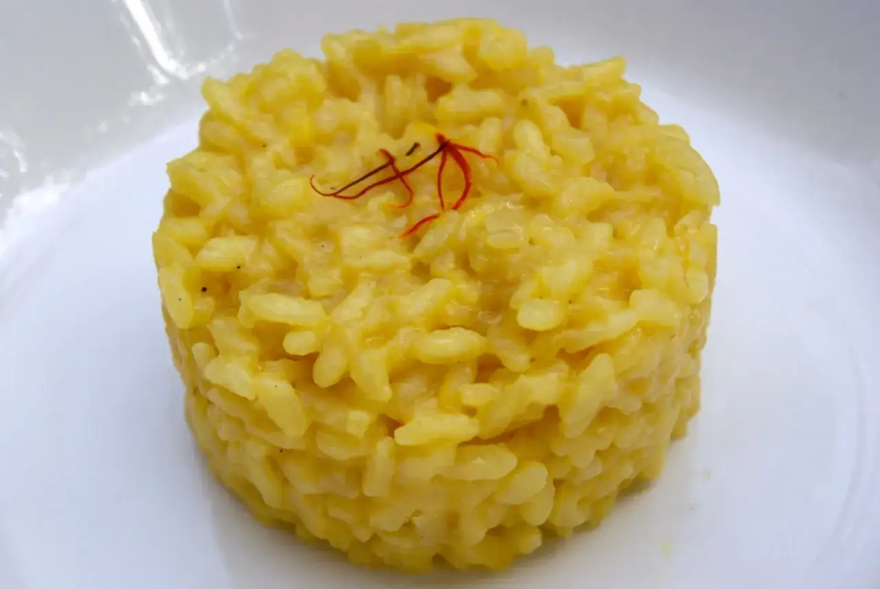 Un d&eacute;licieux risotto alla milanese, cr&eacute;meux et dor&eacute;, garni de quelques pistils de safran.